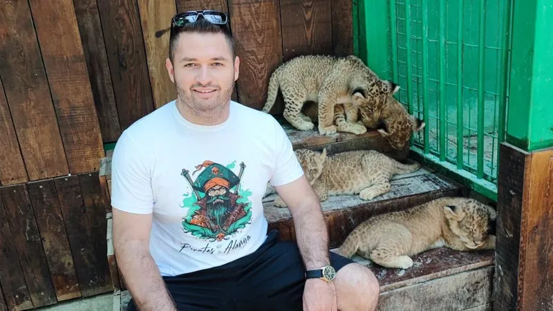 photo-with-lion-cubs